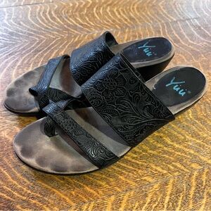 Yuu Black Embossed Women's Wedge Sandals